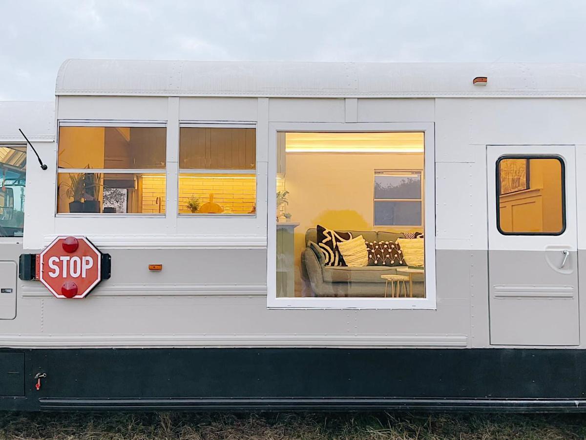 American School Bus Retreat With Hot Tub In Sussex Meadow Uckfield Exteriér fotografie