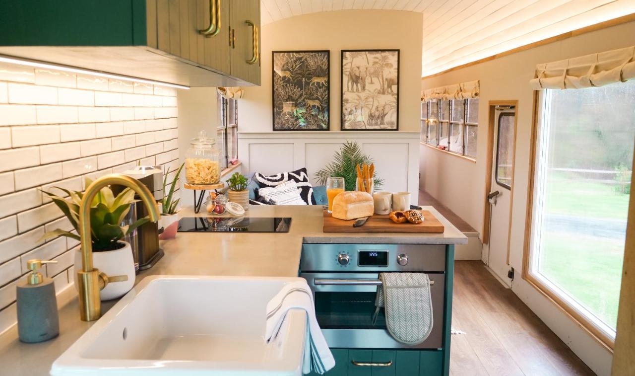 American School Bus Retreat With Hot Tub In Sussex Meadow Uckfield Exteriér fotografie