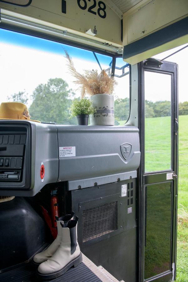 American School Bus Retreat With Hot Tub In Sussex Meadow Uckfield Exteriér fotografie