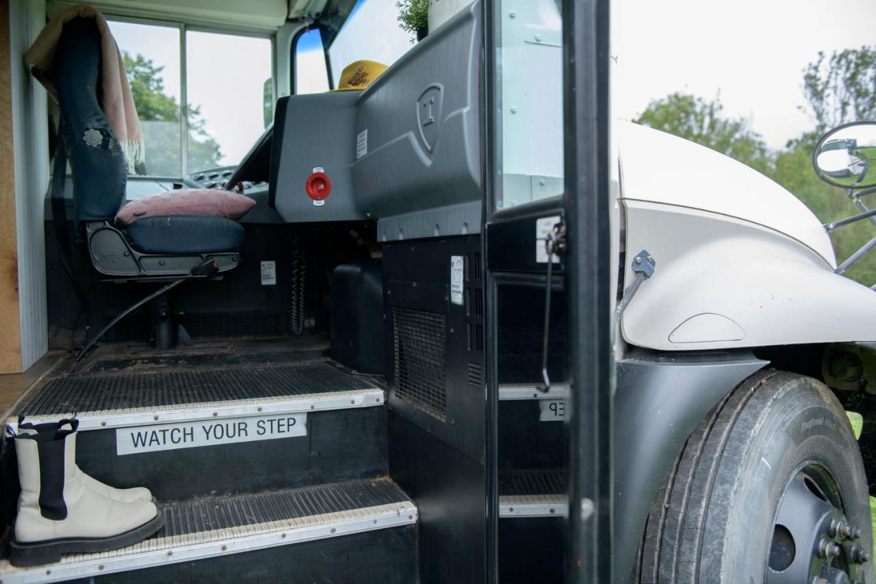 American School Bus Retreat With Hot Tub In Sussex Meadow Uckfield Exteriér fotografie