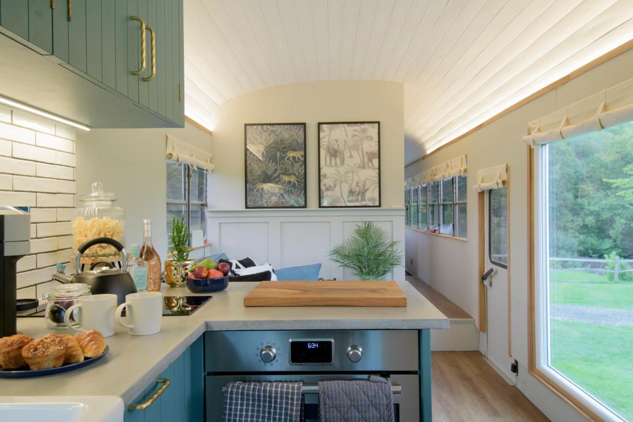 American School Bus Retreat With Hot Tub In Sussex Meadow Uckfield Exteriér fotografie