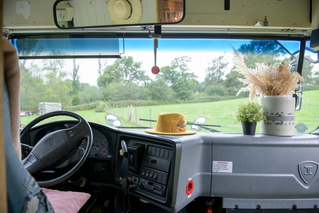 American School Bus Retreat With Hot Tub In Sussex Meadow Uckfield Exteriér fotografie