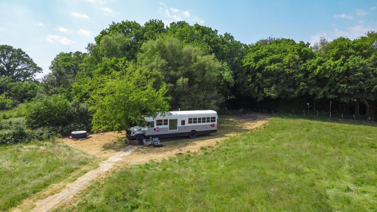 American School Bus Retreat With Hot Tub In Sussex Meadow Uckfield Exteriér fotografie