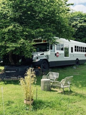 American School Bus Retreat With Hot Tub In Sussex Meadow Uckfield Exteriér fotografie